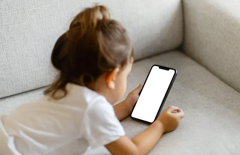 Copil la mobil - Foto: Freepik