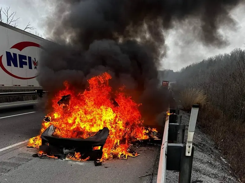 Pentru o Tesla, pompierii au folosit 45.000 litri de apă. / Foto: Morris Township Volunteer Fire Company 1