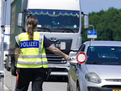 Polițistă germană îmbrăcată într-o vestă de mare vizibilitate - Foto: Profimedia Images