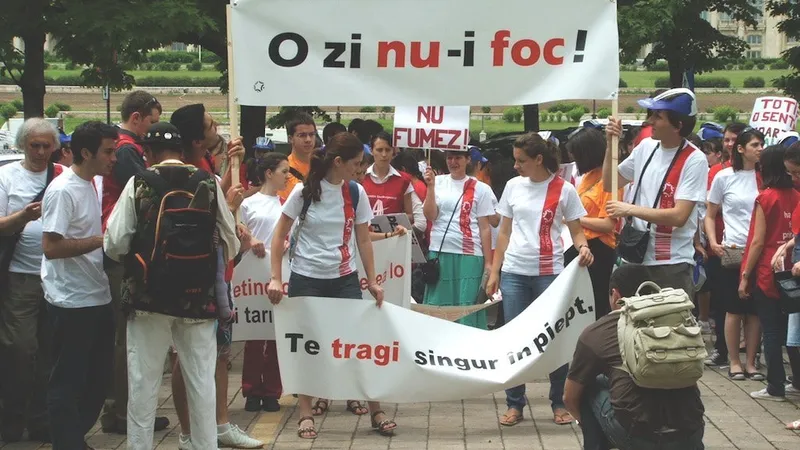 Marș anti-fumat la Sibiu. Elevii sibieni le-au împărțit fumătorilor mere în schimbul țigărilor. Sursa foto: Ora de Sibiu