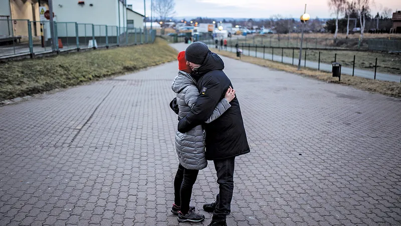 Un moment emoționant, doi oameni se îmbrățișează la punctul de trecere a frontierei Medika din Polonia