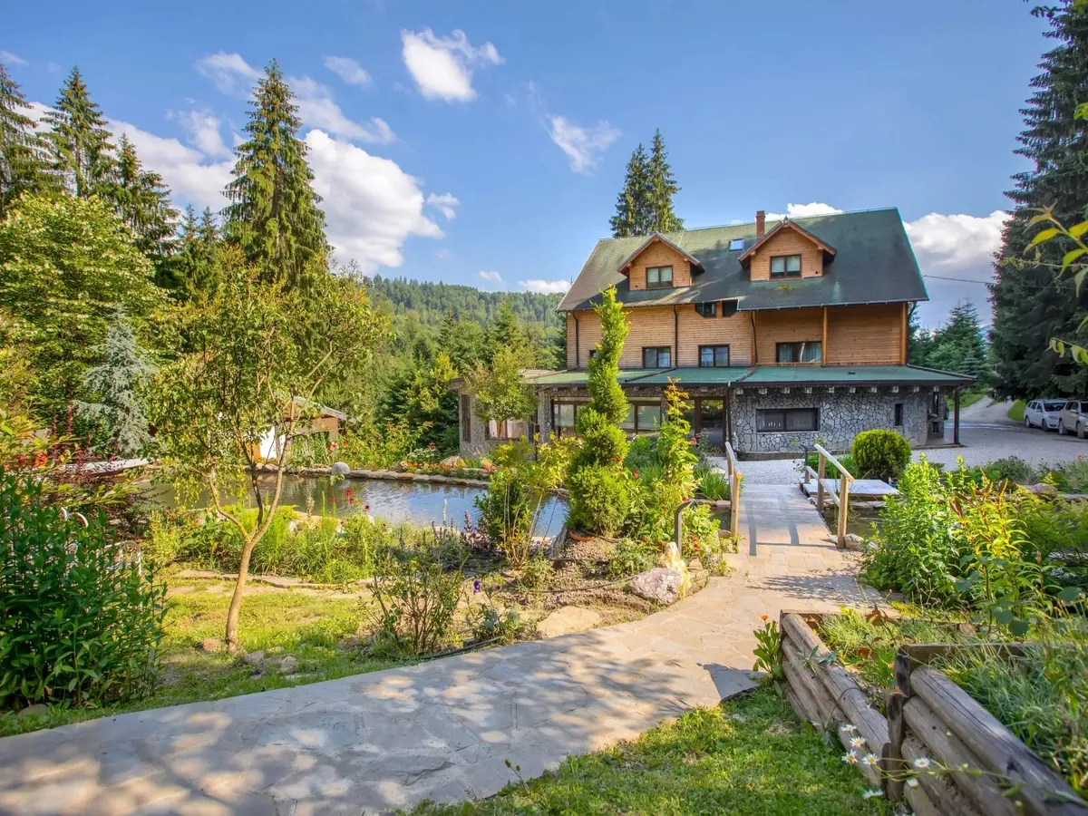 Fosta casă de vânătoare a lui Ceaușescu de la Gura Siriului, transformată în hotel de lux - Foto: sothebysrealty.com