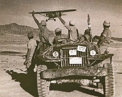 Trupele israeliene salutând un avion francez, în timpul conflictului cu Egiptul, din 1956.