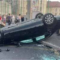 Mercedes aruncat cu roțile în sus de un BMW, pe bulevardul Tineretului. Unul dintre șoferi a intrat cu viteză pe contrasens și ar fi făcut drifturi înainte de accident - Foto: Observator / imagine cu caracter ilustrativ