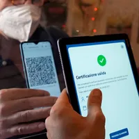 Încă o țară europeană elimină obligativitatea prezentării certificatului verde/FOTO: euronews.com