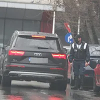 Prezentatoarea atacată de o femeie dezbrăcată, păzită ca un șef de stat / click.ro