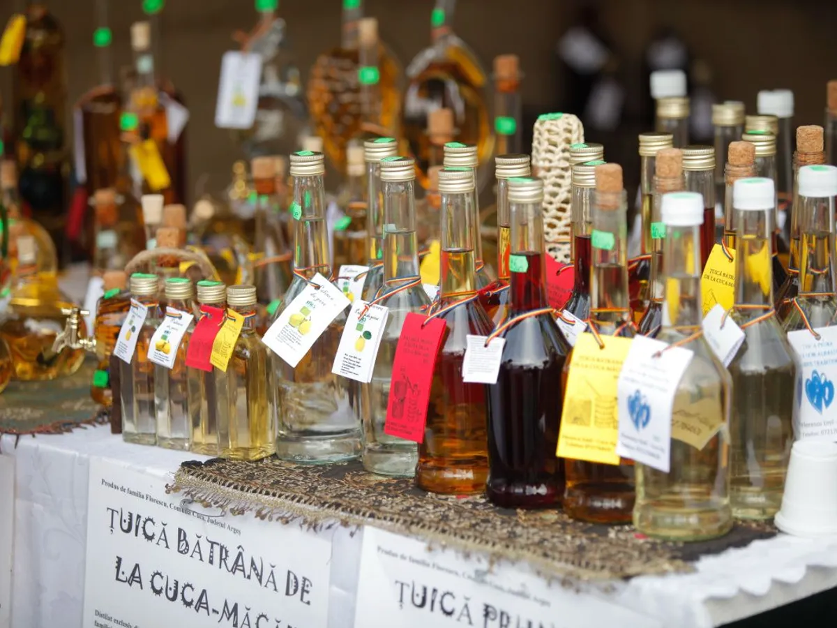 Senatul taie gratuitatea la țuică. Producția din gospodării rămâne fără scutire de accize