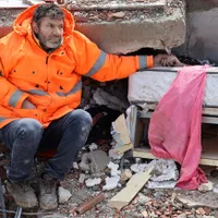 Imagini sfâșietoare. Un tată distrus de durere își ține de mână fiica ucisă în cutremur - FOTO: Profimedia