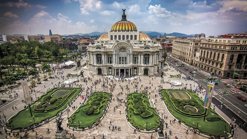 Îmbrăcaţi în combinezoane de protecţie sanitară, trei indivizi au jefuit o bancă în Mexic/FOTO: viajes.nationalgeographic.com.es