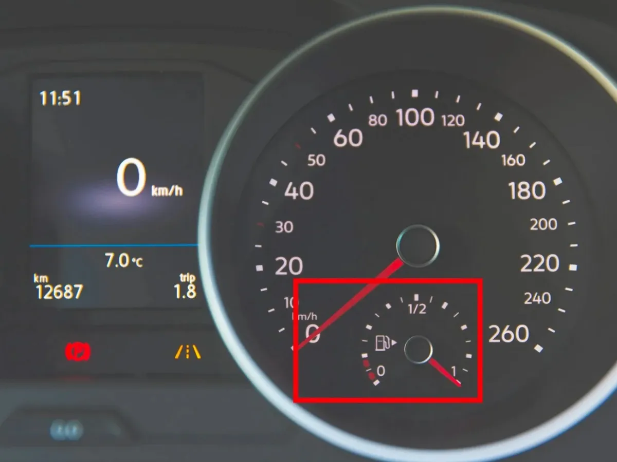 Conduci o mașină „nouă” și nu știi pe ce parte e rezervorul? Orice șofer poate vedea în bord - Foto: pexels.com/Markus Spiske