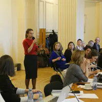 Adriana Radu (vorbind la microfon), la o dezbatere la Parlament. Sursa imagine: Facebook