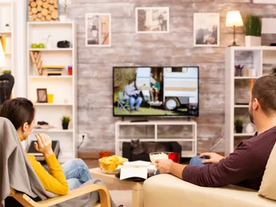 Oameni care stau la televizor Foto: Freepik (imagine cu rol ilustrativ)