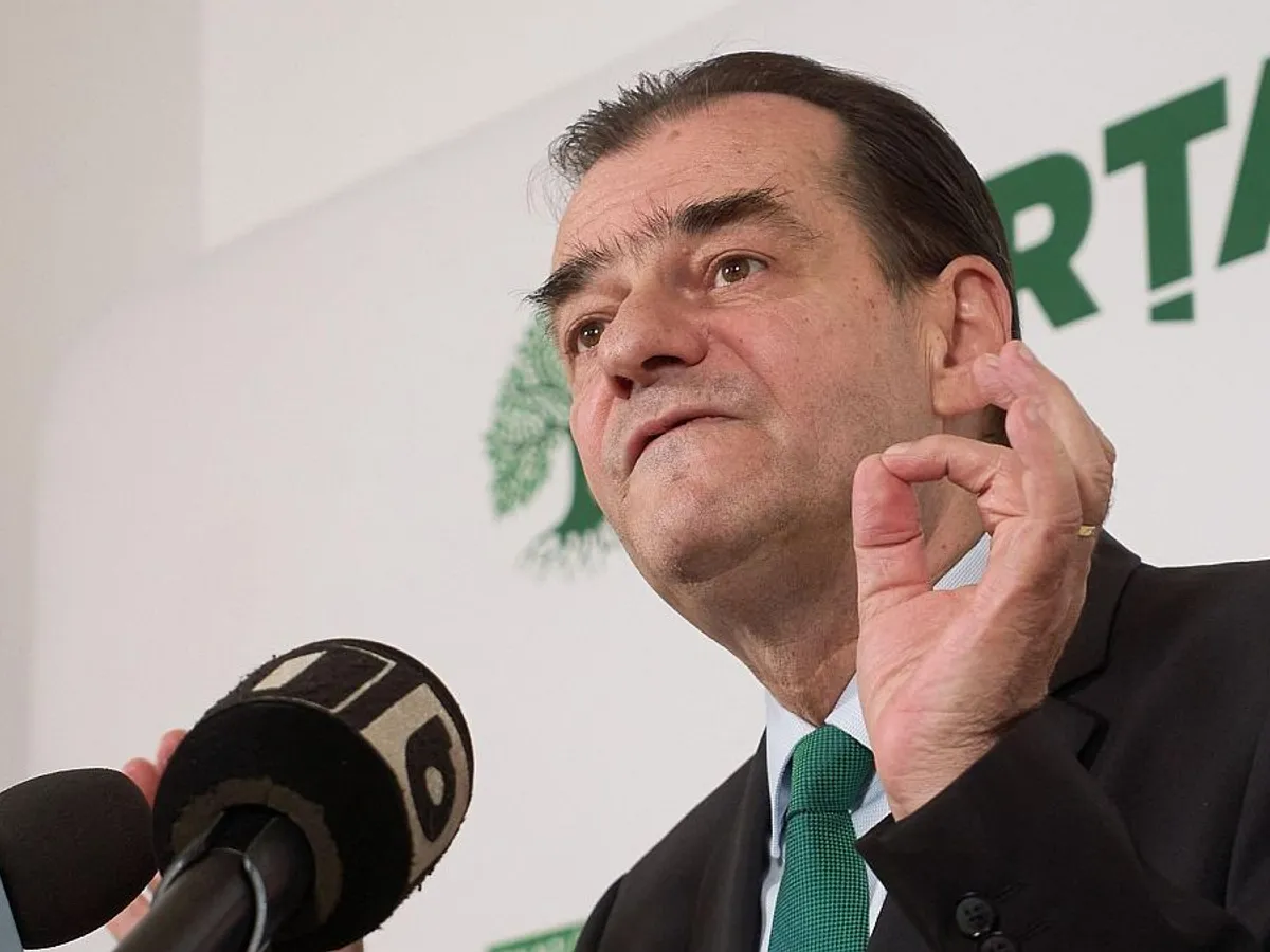 Preşedintele Forţa Dreptei, candidatul la alegerile prezidenţiale Ludovic Orban, susţine o conferinţă de presă - Foto: Profimedia Images