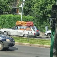 „Camionul” Dacia 1310 Break își face treaba și după 20 de ani. „Cocoșată” de cartofi și ceapă - Foto: Facebook/Masini Romanesti
