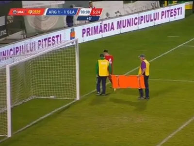 Un fotbalist, lovit de un brancardier la meciul FC Argeș – CSM Slatina. „I-a dat la gleznă” - Foto: captură video