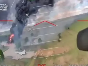 Noi imagini din operațiunea „Pânza de păianjen”. Momentul în care ucrainenii atacă un bombardier rusesc, lângă avioane deja în flăcări
