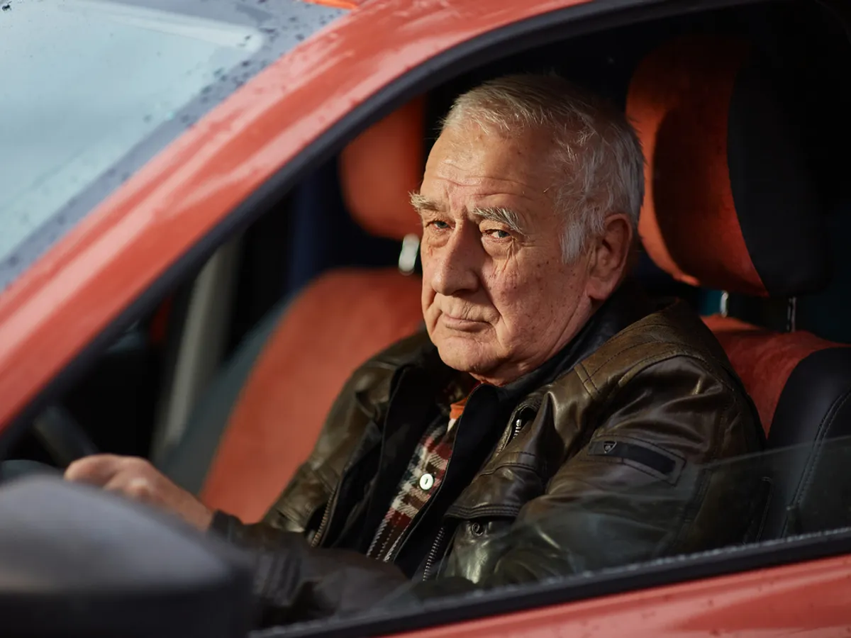 Bărbat în vârstă la volan - Foto: Freepik (imagine cu rol ilustrativ)