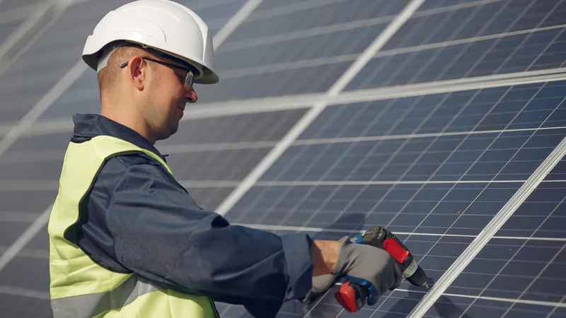 Țeapă primită de românii care își pun panouri fotovoltaice. Guvernul declară război instalatorilor - Foto: Freepik (Imagine cu rol ilustrativ)
