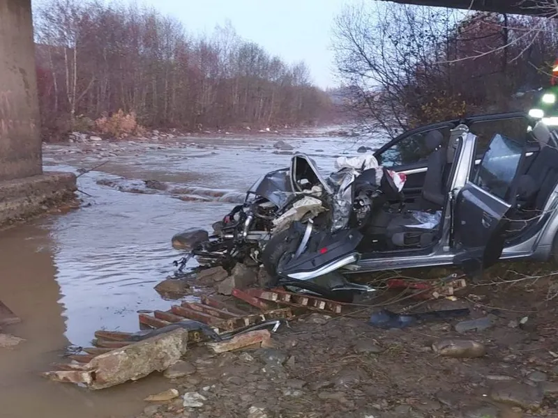 Un Audi a sărit de pe DJ 109F în albia râului Lăpuş, patru persoane în stare gravă. / Foto: ziarmm.ro