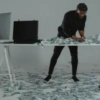 Cum a aruncat un bărbat suma de 725.000.000 $ la gunoi - Foto: Pexels/Tima Miroshnichenko (cu rol ilustrativ)
