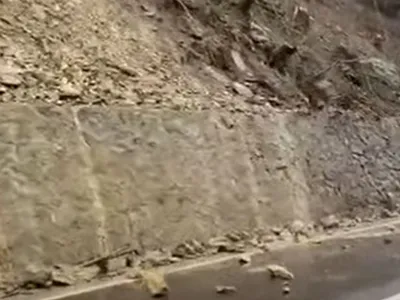 DN7 a fost închis, pe Valea Oltului, în zona localităţii Câineni, din cauza căderilor de pietre - Foto: captură video YouTube/Claudia Stanciu - Se întâmplă în Vâlcea