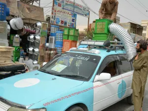 Cum fac taximetriștii din Afganistan aer condiționat în mașină la 40 de grade? Soluție ingenioasă - Foto: AFP