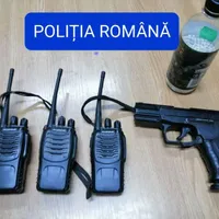 Pistol şi staţii emisie-recepţie, găsite într-o maşină oprită în trafic. Șoferul a luat-o la fugă