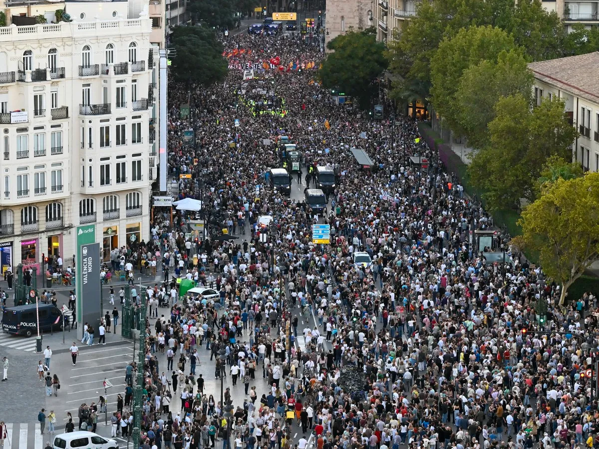 Peste 50.000 de persoane au protestat în Valencia, la un an de la inundaţiile catastrofale