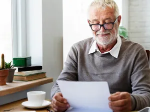 Foto: pensionar care află că are o pensie mai mică față de colegii lui deși s-au pensionat la câteva luni distanță (Freepik)