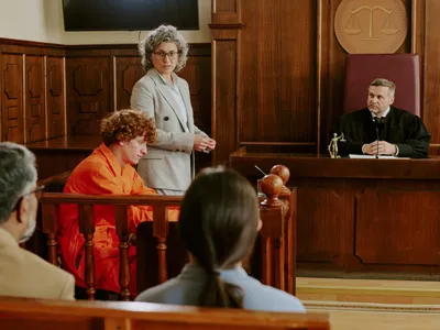 Curtea unui tribunal - Foto: Freepik