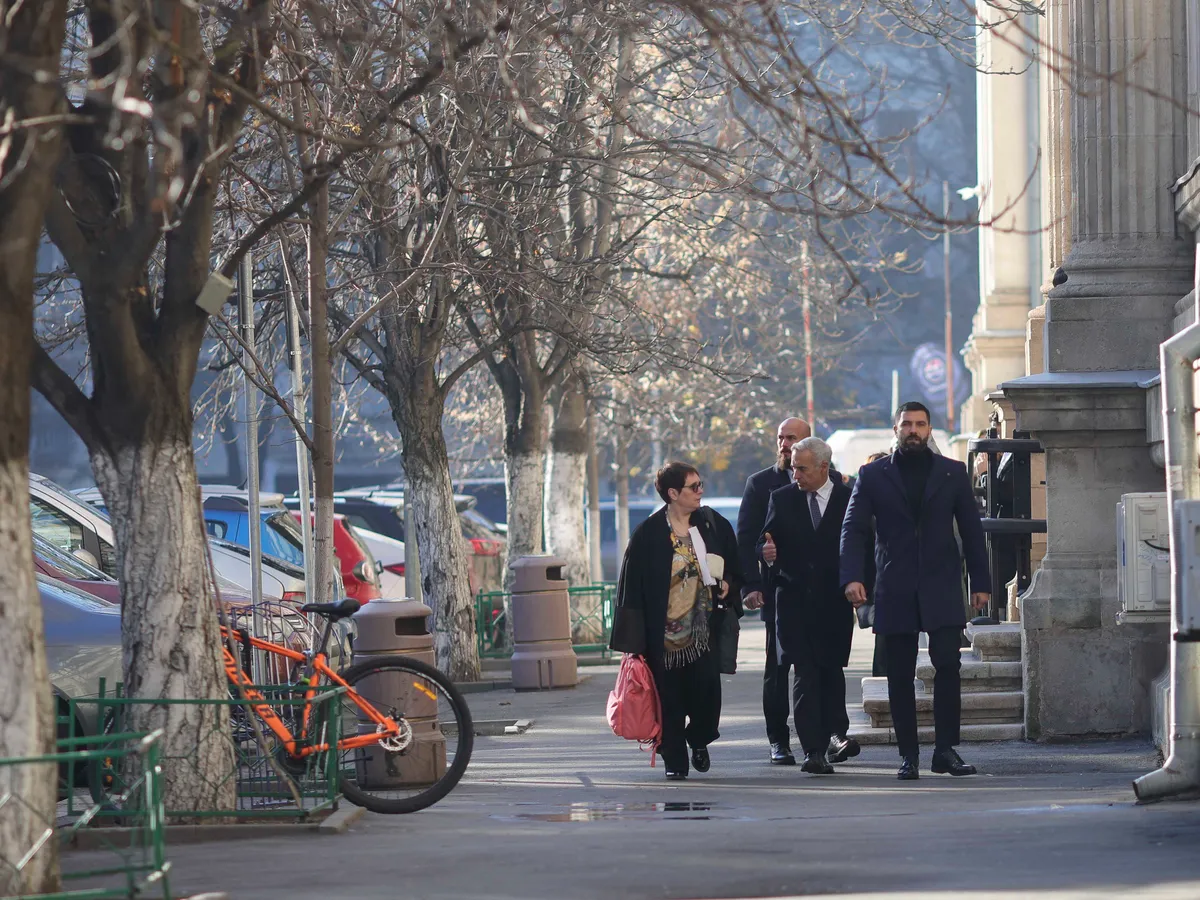 De ce nu apare Călin Georgescu la protestele făcute în numele lui? Are oroare de proprii alegători? - Foto: INQUAM PHOTOS / Octav Ganea