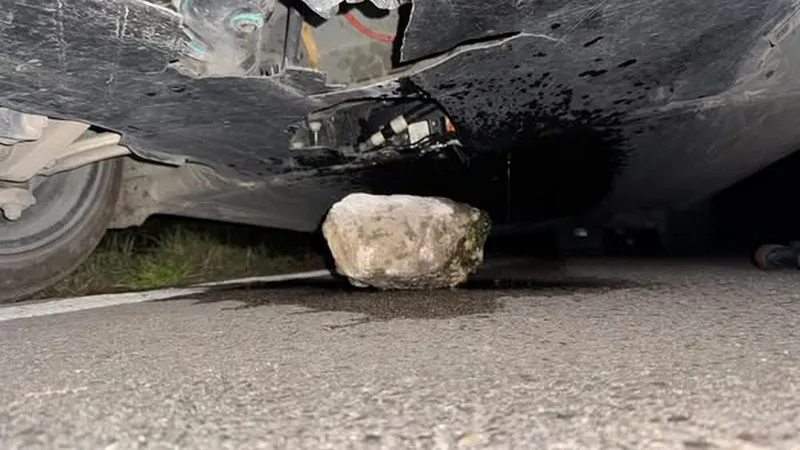 Un șofer român a dat cu o Tesla Model 3 peste un bolovan și a spart bateria. Cât l-a costat - Foto: Facebook/Mașini electrice