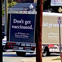 „Nu te vaccina", sloganul de pe camionul unei firme de pompe funebre din SUA care a devenit viral Foto: @KLANCA50