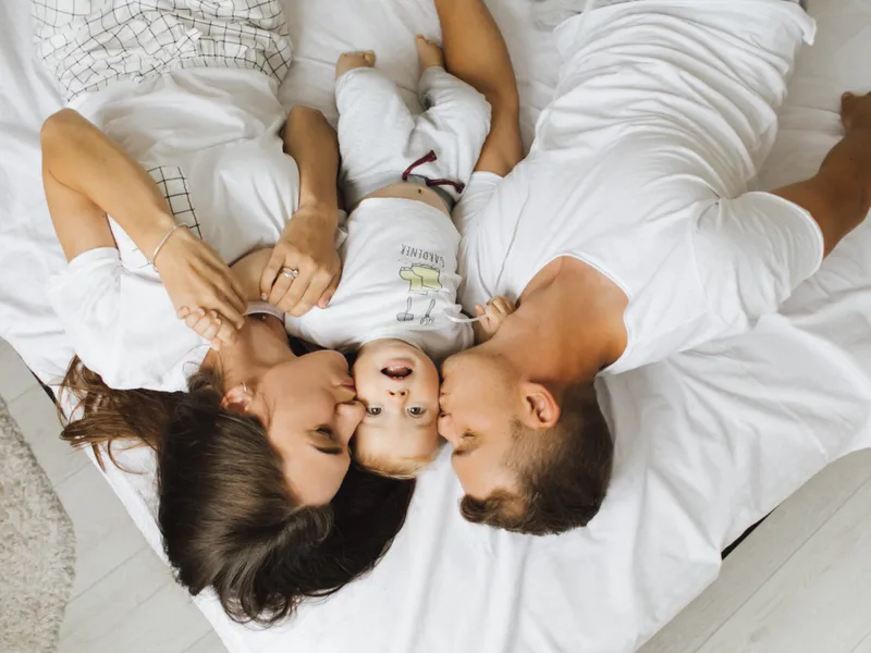 Familie cu bebeluș Foto: Freepik (rol ilustrativ)