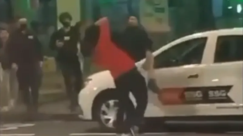 Scandal de la manele: Un tânăr a fost proiectat în cap în fața unui club, apoi a fost lovit cu picioarele Foto: captură brasov.net