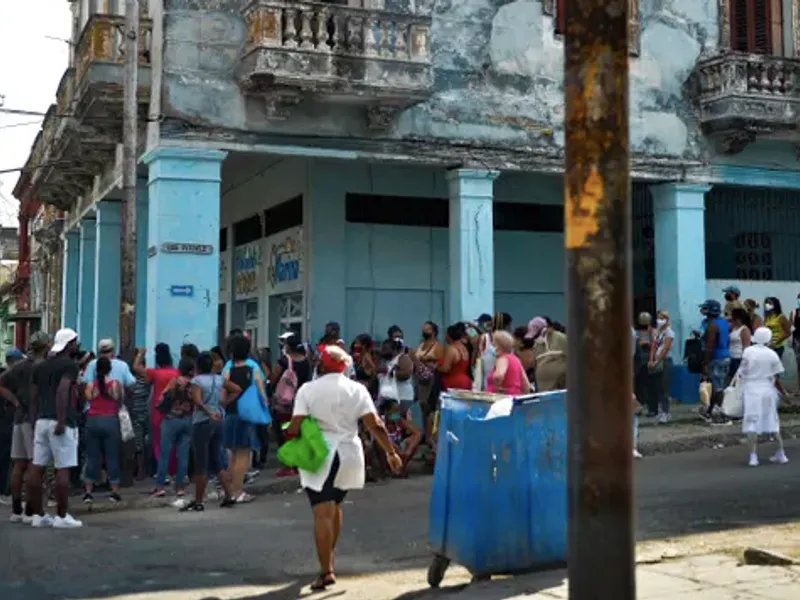 Cuba își vaccinează anti-COVID populația cu seruri proprii, experimentale. Populația e înfometată/FOTO: Getty