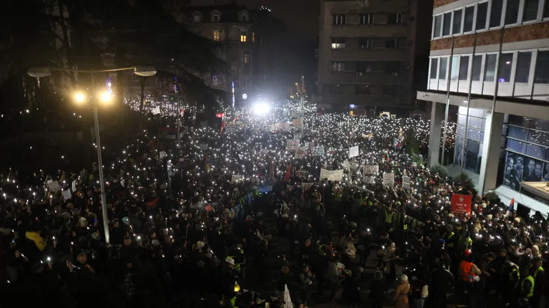 Zeci de mii de oameni au ieșit în stradă la Belgrad. „A ști totul este dreptul tău” - Foto: Profimedia Images - Imagine cu rol ilustrativ