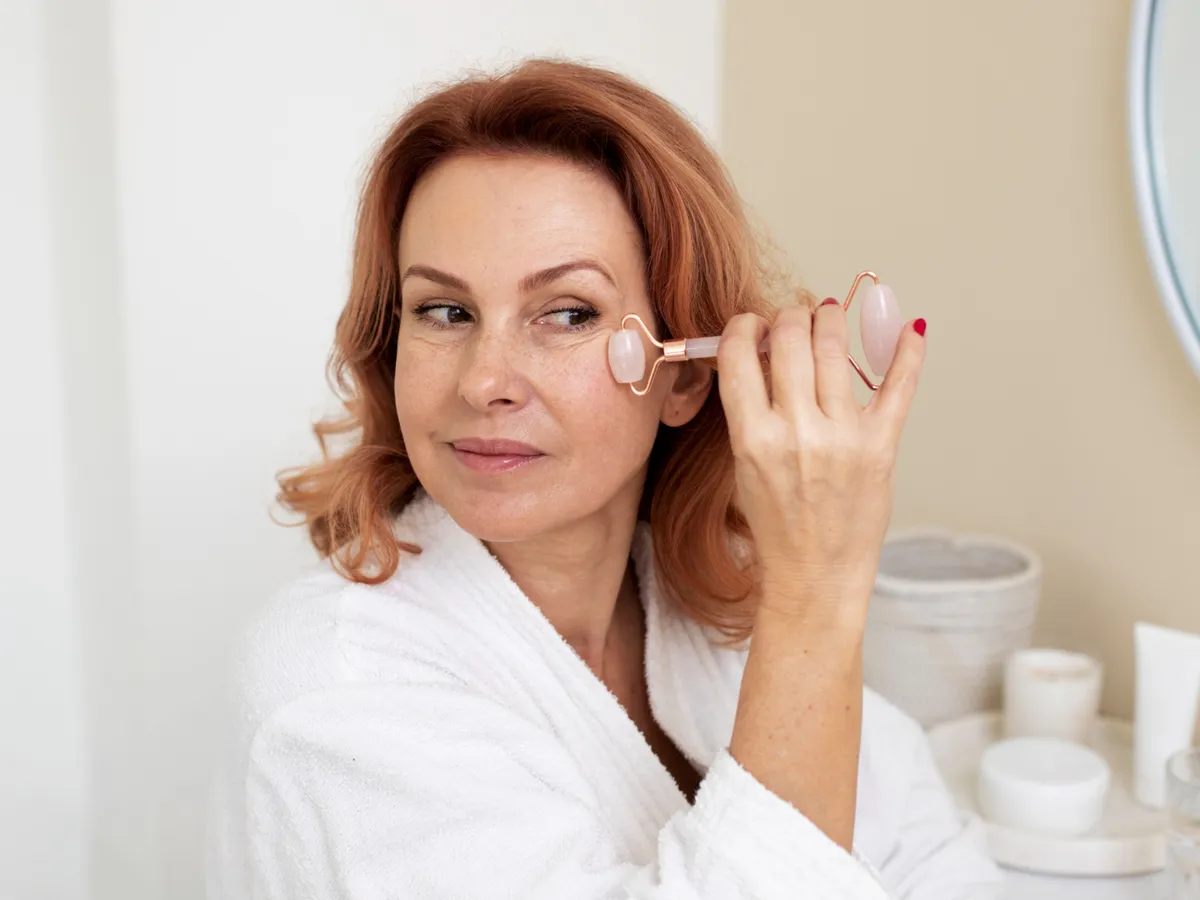 Femeie care își face masaj facial - Foto: Freepik (Imagine cu rol ilustrativ)