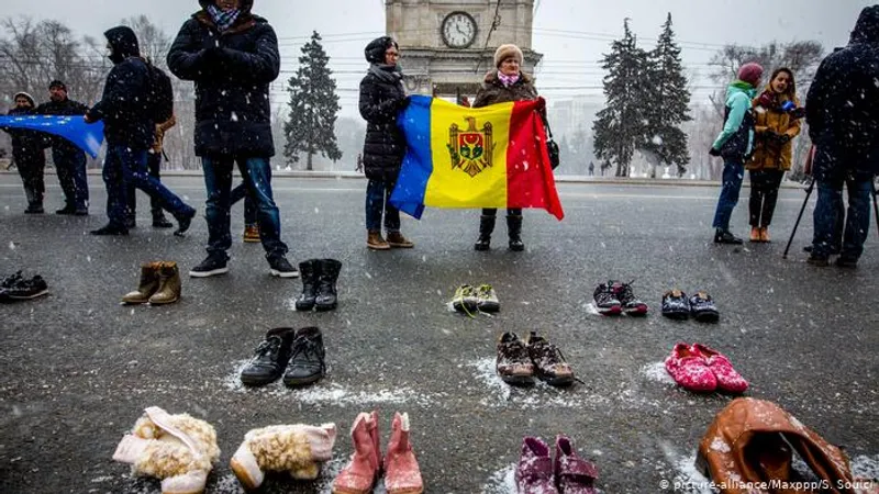 Pantofi simbolizându-i, la Chişinău pe moldovenii emigraţi