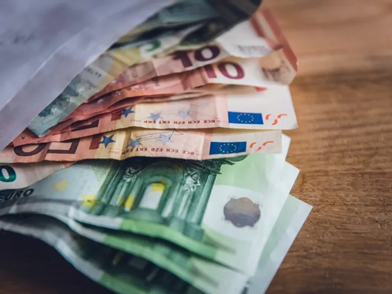 O femeie a ars aproape 3.000 de euro de teama că s-ar putea infecta cu Covid-19 de pe bani/FOTO: Unsplash