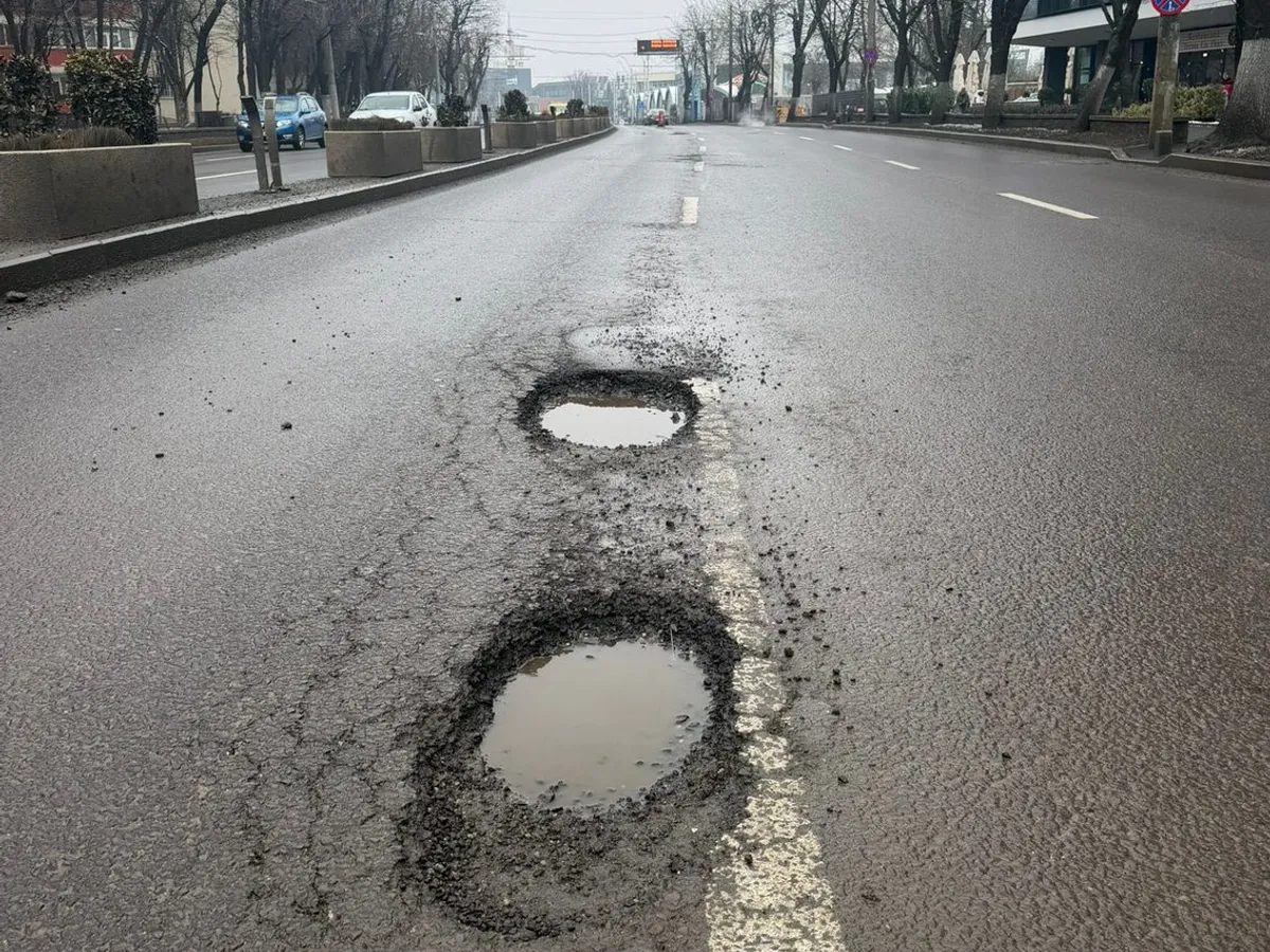 FOTO Gropi, cratere... Bulevardele din București, ca după bombardament. Poliția a dat 7 amenzi Primăriei
