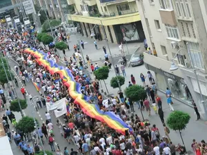 Steagul LGBT pe Calea Victoriei. FOTO: Accept