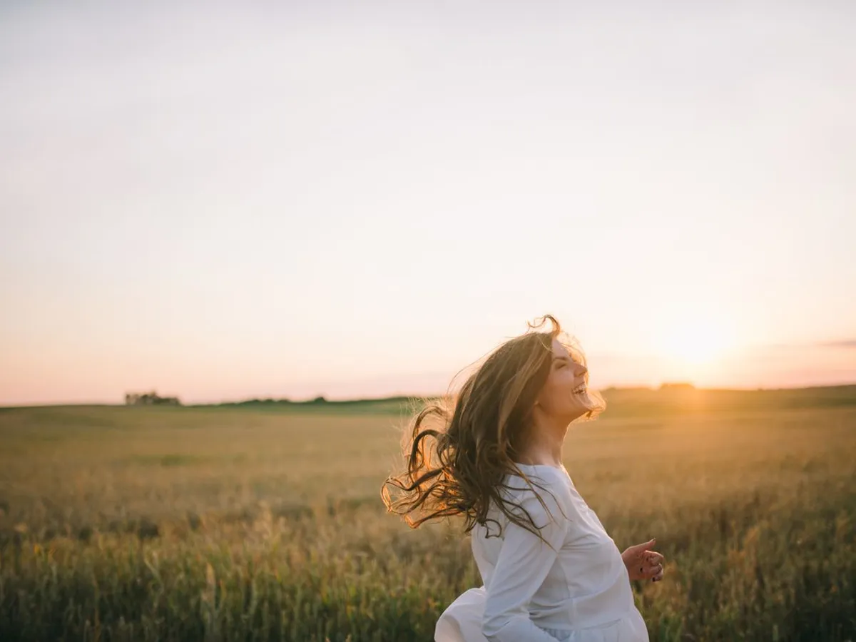 O femeie veselă se bucură - Foto: Pexels (Imagine cu rol ilustrativ)