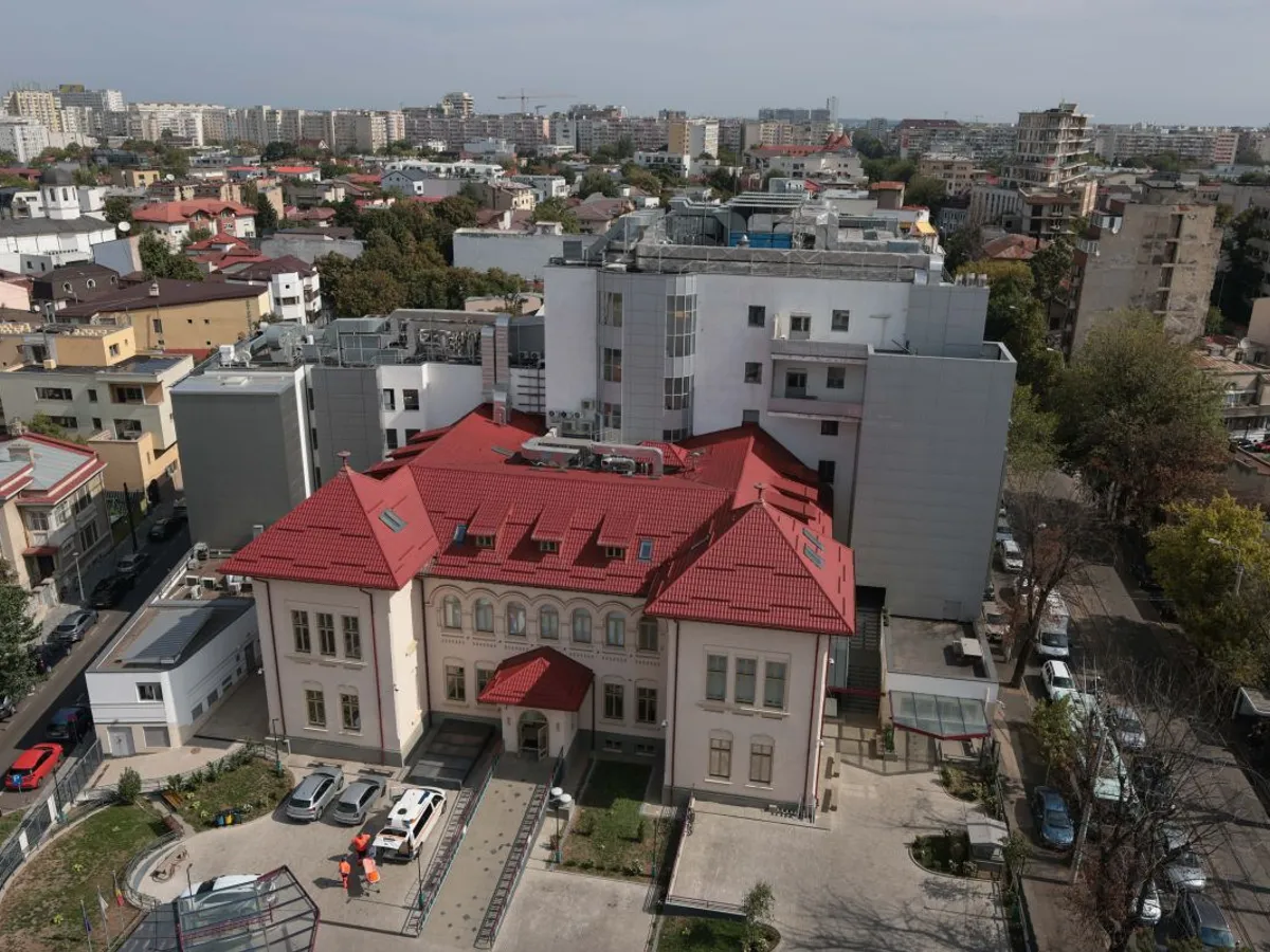 Spitalul Foişor, văzut din Foişorul de Foc, cu clădiri din Bucureşti în planul îndepărtat - Foto: INQUAM PHOTOS/George Călin