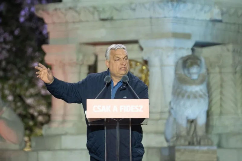 Viktor Orban, vorbind ieri, &icirc;n faţa unui grup de susţinători - Foto: Profimedia Images