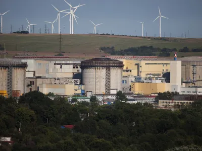 Simptomatic. CNE Cernavodă. Pe dealurile din spate, se văd mori eoliene, tipice Dobrogei - Foto: INQUAM PHOTOS/George Călin