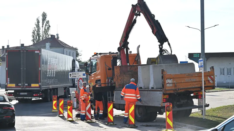 FOTOREPORTAJ Cozi kilometrice la graniţă - Foto: Profimedia Images