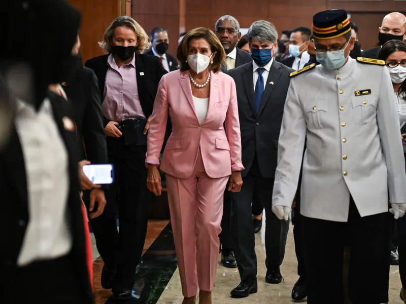 Președintele Camerei Reprezentanților din SUA, Nancy Pelosi, în centru, vizitează casa parlamentului din Kuala Lumpur, marți, 2 august 2022/foto: profimedia