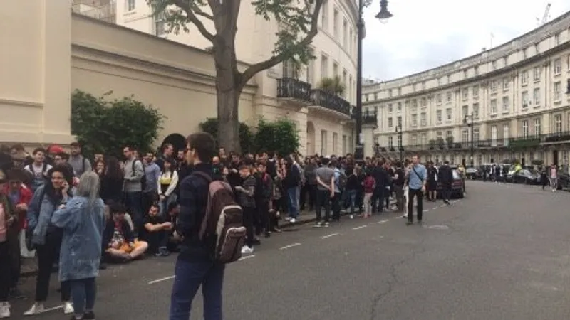 Români încercând să voteze la Londra/FOTO: g4media.ro