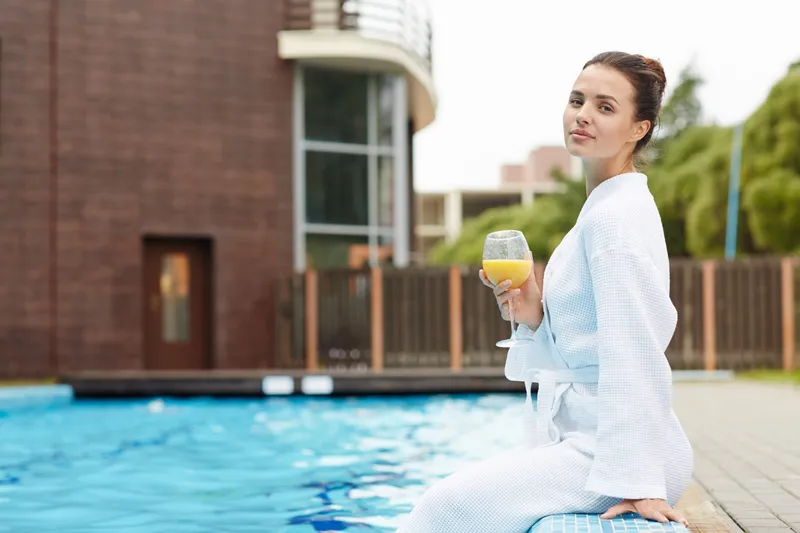 Femeie la piscină - Foto: Freepik